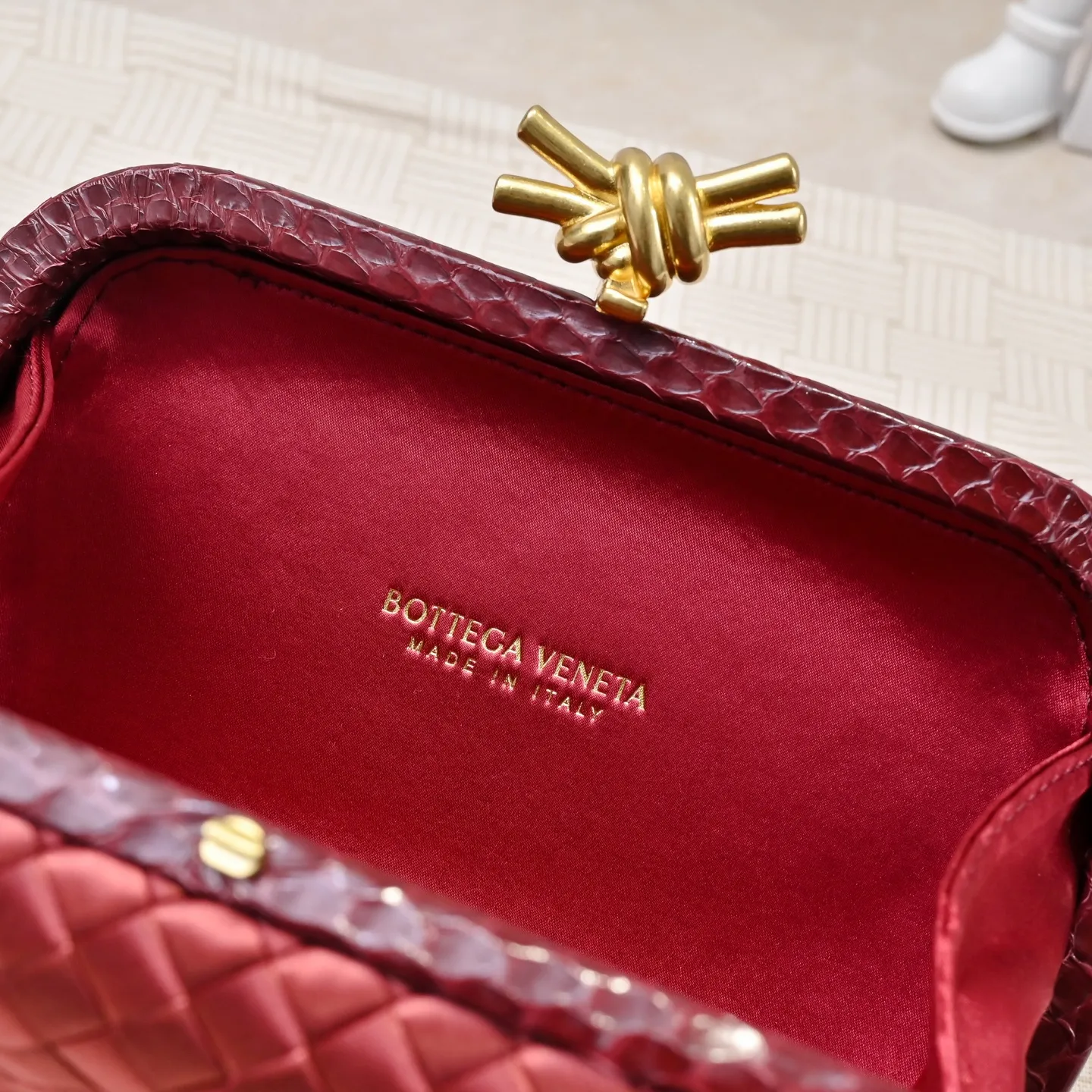 Batch 1460 #BV Knot woven evening bag series ~ Each bag reveals exquisite elegance💫Iconic classic silk weaving➕snake skin trimming with knot buckle, soft and delicate feel. The design is small and exquisite, low-key without logo, elegant and elegant. Paired with evening dress or cheongsam, it has the atmosphere of a famous and wealthy lady. Full of aura and invincible texture💃 Model: 7622 Dimensions: 20x12x5.5
